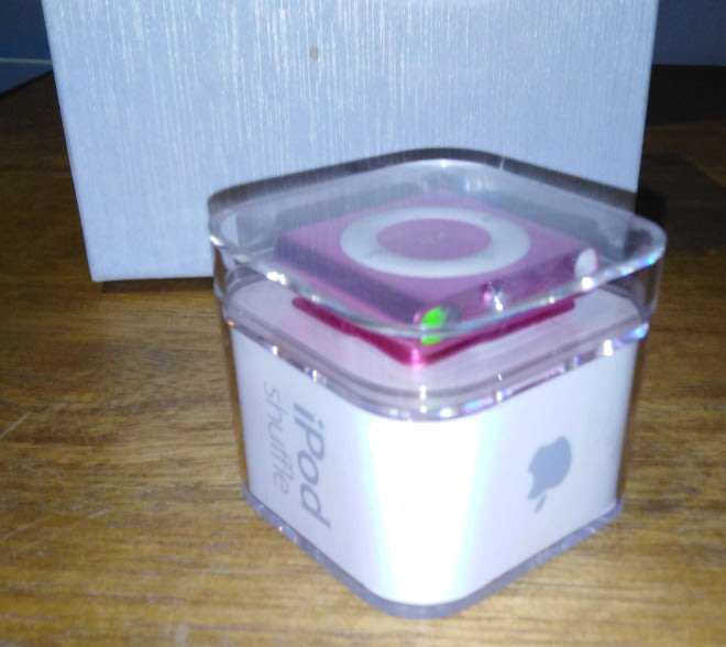 2GB Apple iPod Shuffle - unused