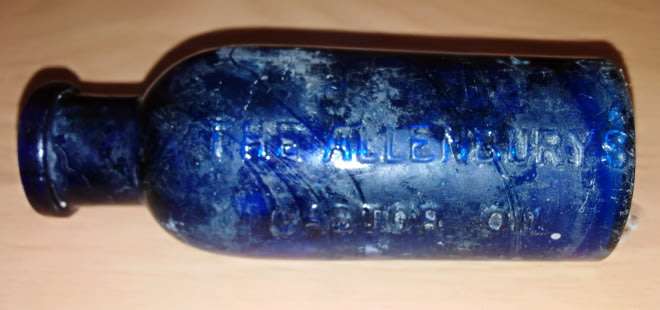 A Collection of 4 Vintage Medicine Bottles and a Holloway Ointment Pot