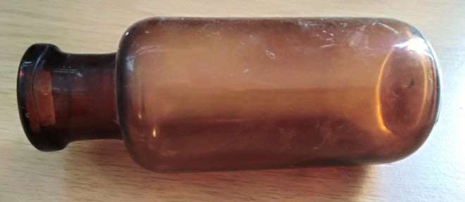 A Collection of 4 Vintage Medicine Bottles and a Holloway Ointment Pot