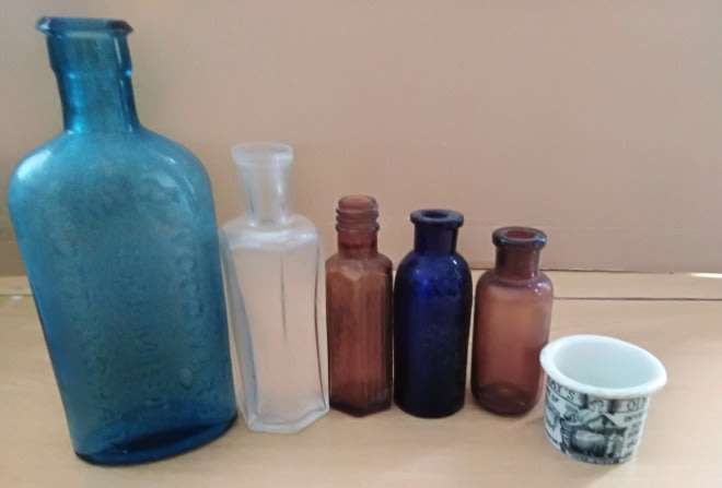 A Collection of 4 Vintage Medicine Bottles and a Holloway Ointment Pot