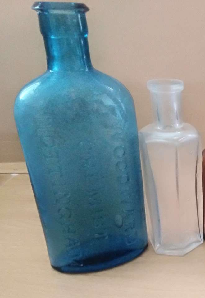 A Collection of 4 Vintage Medicine Bottles and a Holloway Ointment Pot