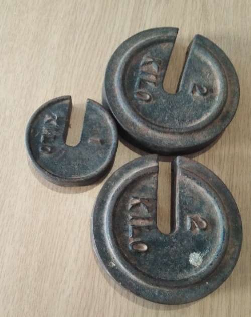 Five Vintage Slotted Scale Weights (measurements unit is kg)