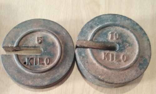 Five Vintage Slotted Scale Weights (measurements unit is kg)