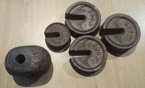 Four Vintage Slotted Scale Weights (measurements units in pounds) and one other weight