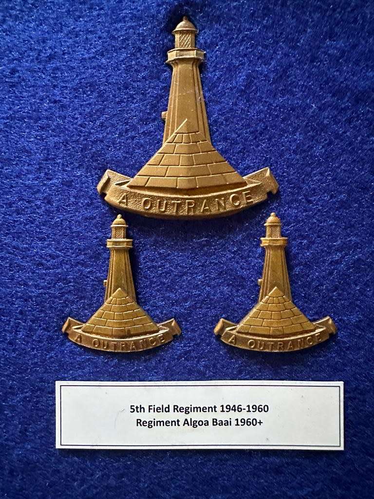 SA 5th Field Regiment 1946-1960, Cap Badge and Set of Collar Badges