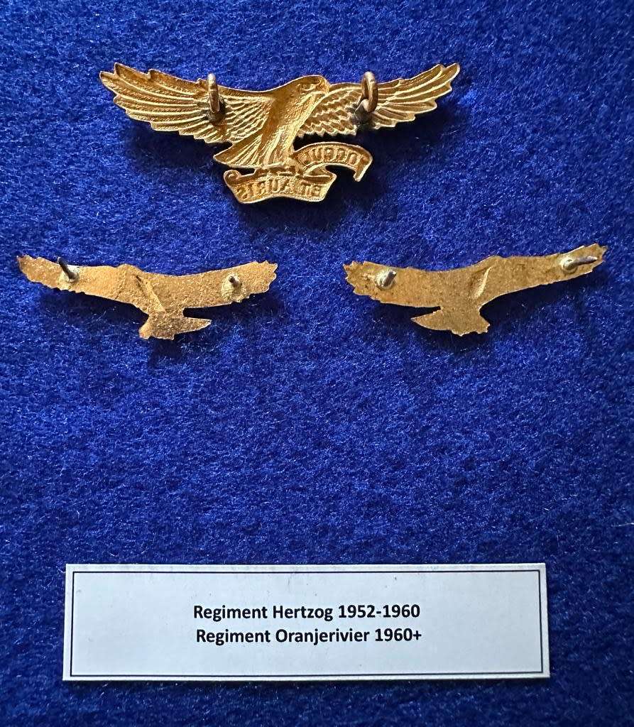 Regiment Hertzog 1952-1960, Cap Badge and Set of Collar Badges
