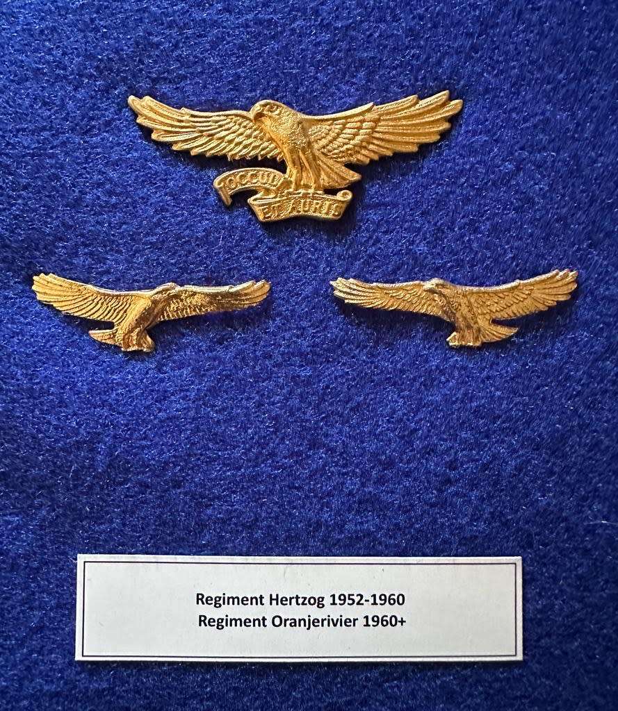 Regiment Hertzog 1952-1960, Cap Badge and Set of Collar Badges