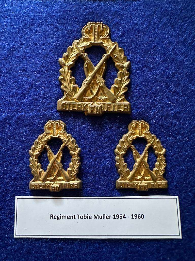 Regiment Tobie Muller 1954-1960, Cap Badge and Set of Collar Badges