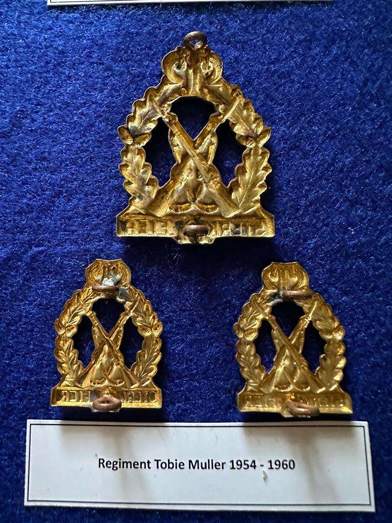 Regiment Tobie Muller 1954-1960, Cap Badge and Set of Collar Badges