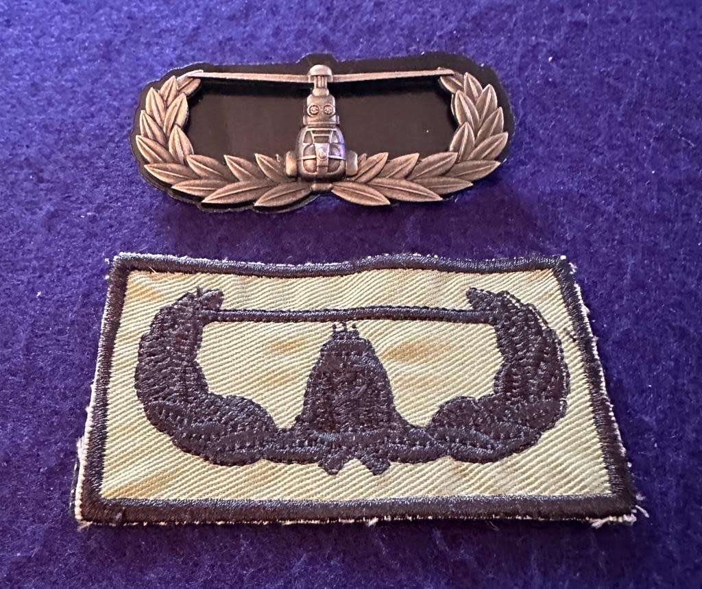 SA Army Air Assault Breast Badge - Full-size - Metal with backing plate and Embroidered Pair