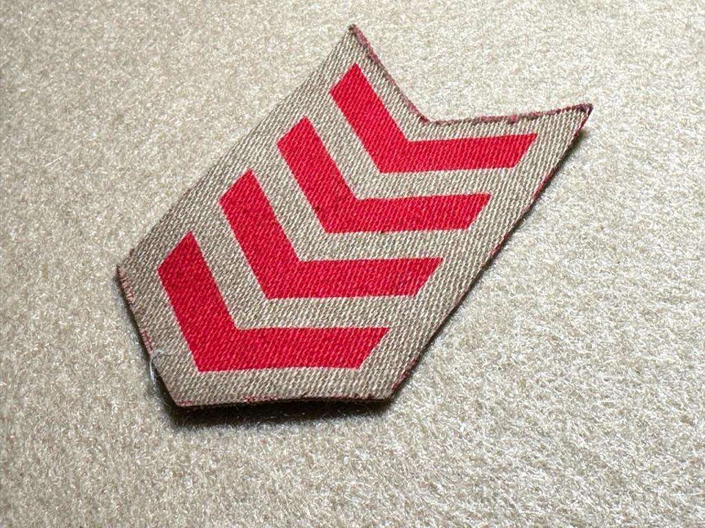 Rhodesian Forces - CLOTH BADGE FOR SENIOR SERGEANT RED COTTON ON BROWN BACKING - VARIATION
