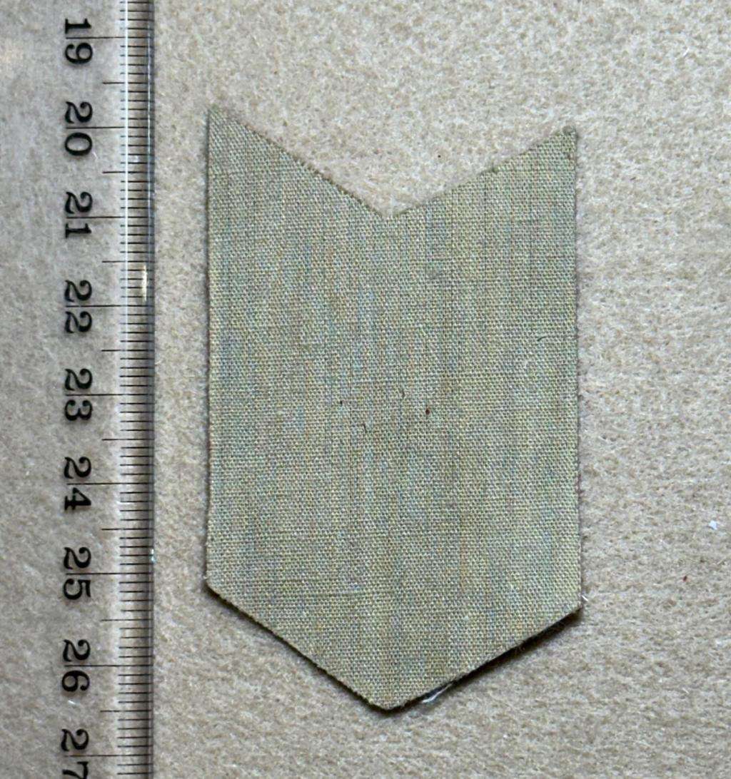 Rhodesian Forces - CLOTH BADGE FOR SENIOR SERGEANT RED COTTON ON BROWN BACKING - VARIATION