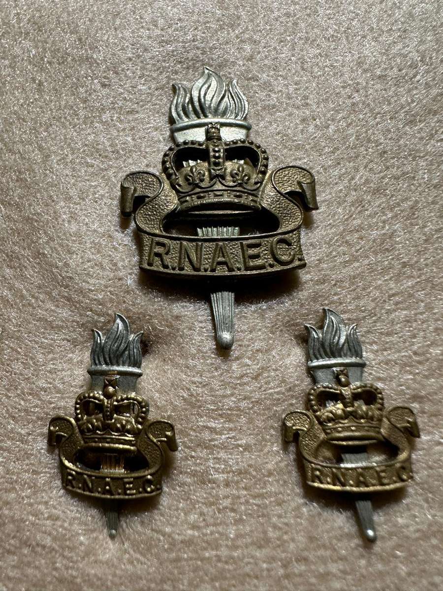 Rhodesia and Nyasaland Army Education Corps - SET BERET AND COLLAR BADGES METAL - 1956 - 1964