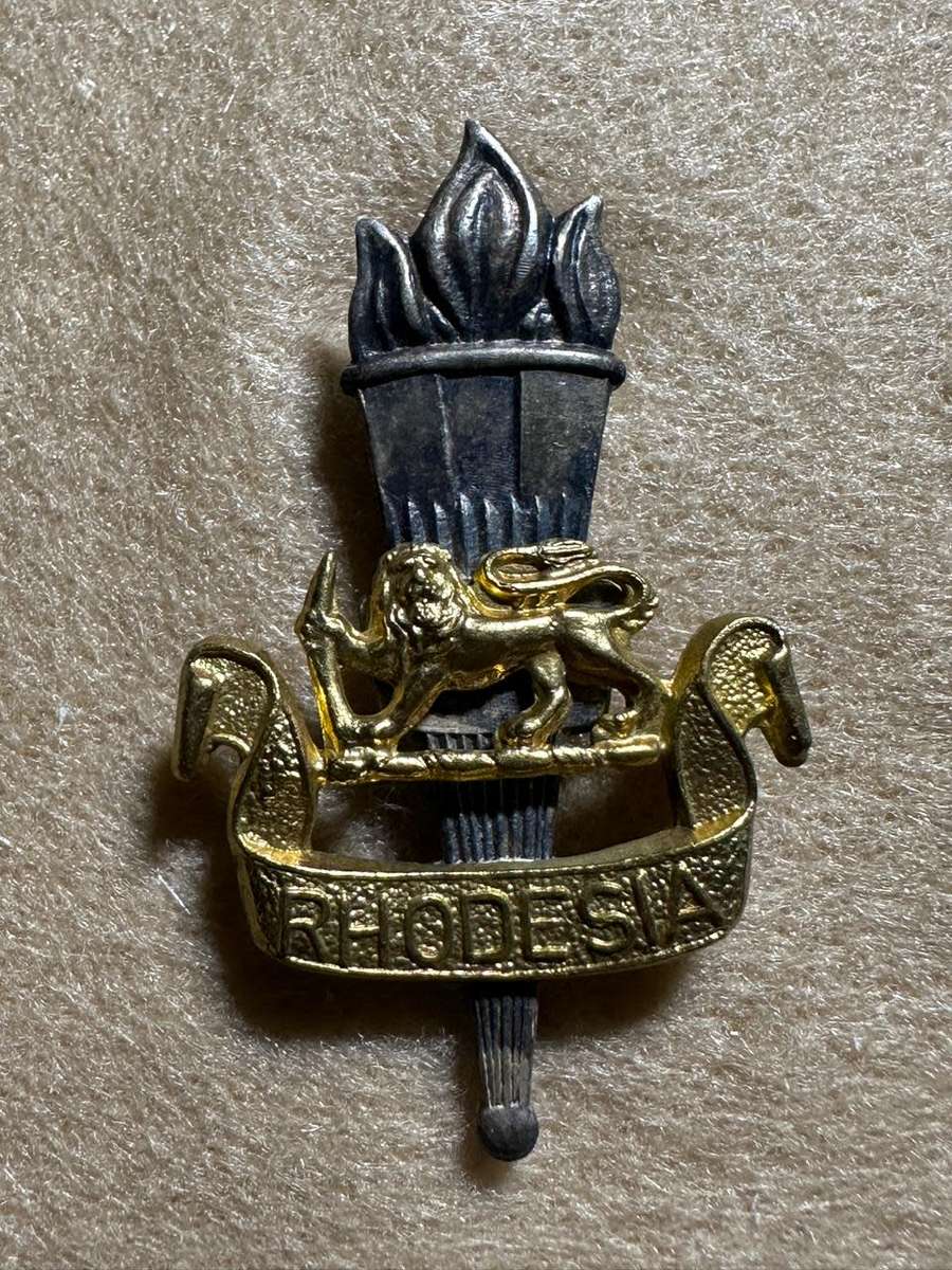 Rhodesian Educational Corps - SET BERET BADGE METAL