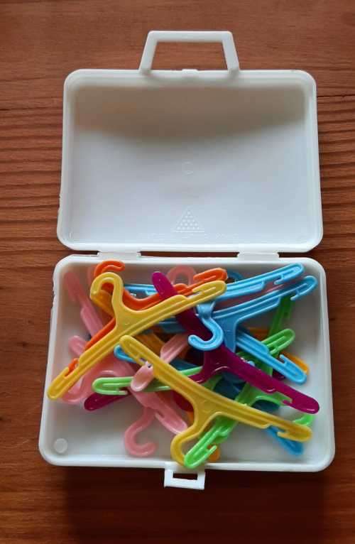 Hangers and suitcase for Cindy or Barbie size clothes (19 hangers)