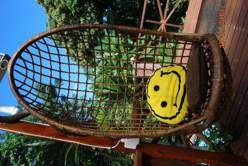 CANE HANGING CHAIR IN EXCELENT CONDITION