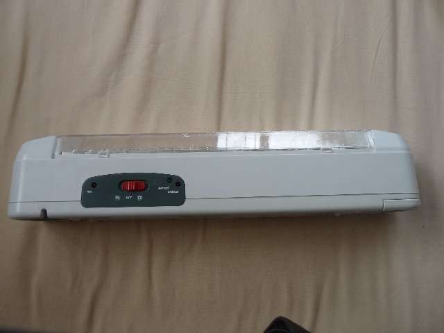 BRAND NEW RECHARGEABLE EMERGENCIE LICHT 220 VOLT