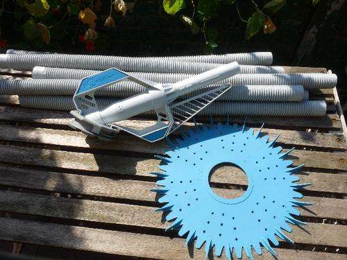 BRAND NEW AQUASPHERE POOL CLEANER WITH 7 HOSES