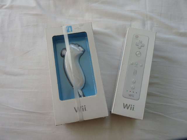 CRAZY AUCTION BRAND NEW WII CONTROLLER AND NUNCHUK