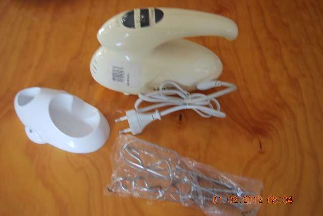 NEW HAND MIXER WITH MINI STAND USED FOR DISPLAY