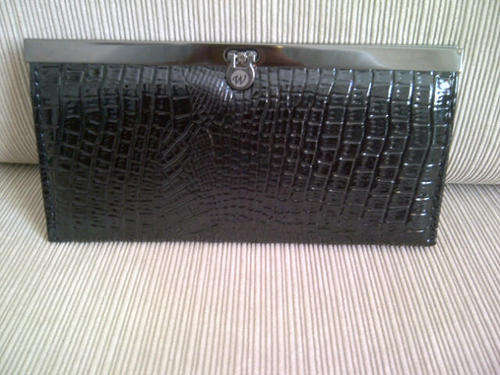***Beautiful Ladies Crocodile Skin Looking Black Purse with lots of compartments***Stunning***