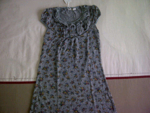 *** Beautiful Grey Ladies Top with great design*** Stunning*** BRAND NEW***