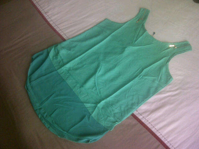 ***Cute & Funky Ladies Silky/Chiffon Style Green Shirt***Great with a Skinny Jeans***BRAND NEW***