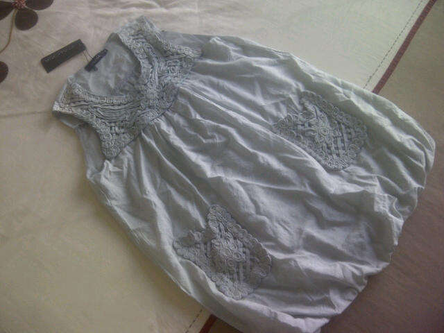 **Stunning Ladies Light Grey Top with Beautiful Flower Design Pockets and Neckline**100% Cotton***