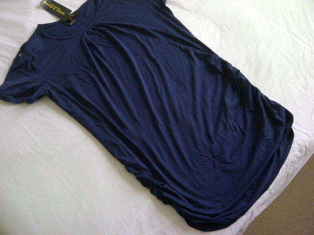 ***Cute Ladies Navy Long Tshirt/Top***Great with a Tights**XXL ONLY*** Brand New***