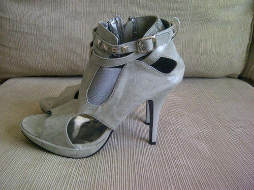 ***Stunning Ladies Grey Leather Look High Heels***Beautiful design***Size 7 ONLY***BRAND NEW***