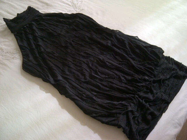 **Stunning Ladies Ruffle Style Neckline Black Top with open back**XL**BEAUTIFUL***BRAND NEW***