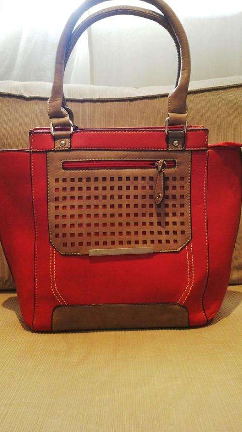 **Stunning Ladies Red/Tan PU Leather Handbag With Beautiful Detail & Design**BRAND NEW**