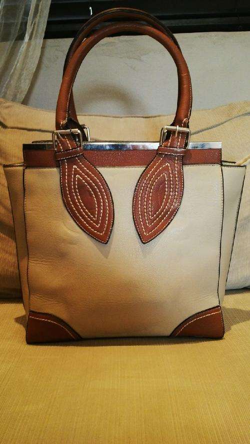 **Beautiful Ladies Cream/Tan PU Leather Handbag With Stunning Detail & Design**BRAND NEW**