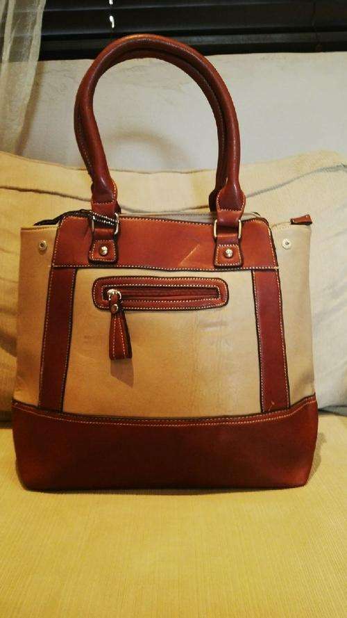 **STUNNING Ladies Beige/Tan PU Leather Handbag With Beautiful Detail & Design**BRAND NEW**