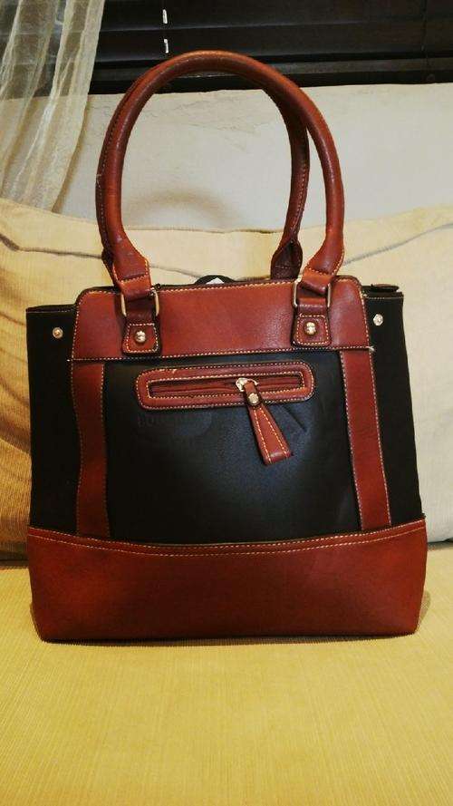 **STUNNING Ladies Black/Tan PU Leather Handbag With Beautiful Detail & Design**BRAND NEW**