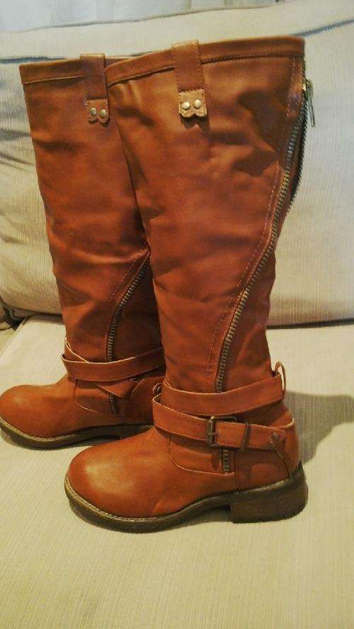 *Stunning Ladies Long TAN Leather Like Boots With Funky Design*Size 5, 5 1/2*BEAUTIFUL*BRAND NEW*