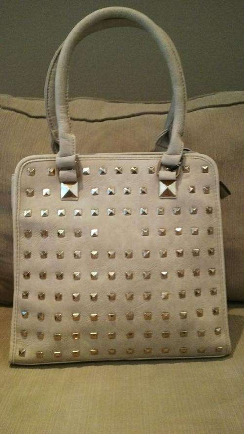 **NEW**Stunning Ladies 2pc CREAM/GOLD PU Leather Handbag With Beautiful Detail & Design***LAST ONE**
