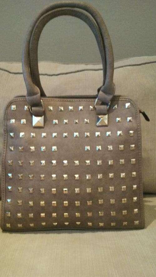 **NEW**Stunning Ladies 2pc BEIGE/GOLD PU Leather Handbag With Beautiful Detail & Design***LAST ONE**