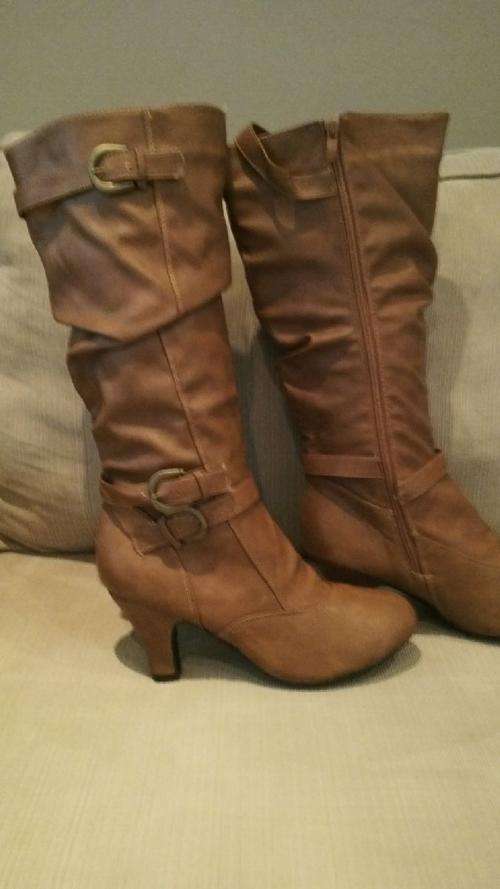 **NEW**Stunning Ladies Long TAN Leather Like Boots With Funky Design**Size 8 ONLY**BEAUTIFUL**NEW**