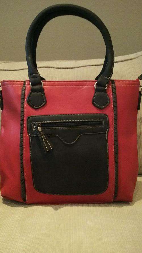**Stunning Ladies Red/Black PU Leather Handbag With Beautiful Detail & Design**BRAND NEW**