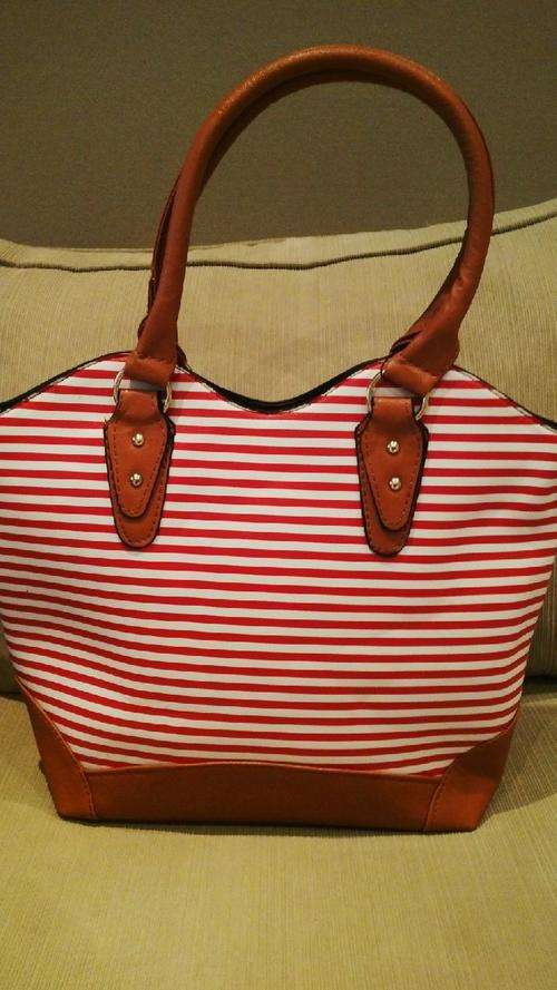 **NEW**Stunning Ladies RED/TAN PU Leather Handbag With Beautiful Detail & Design**BRAND NEW**