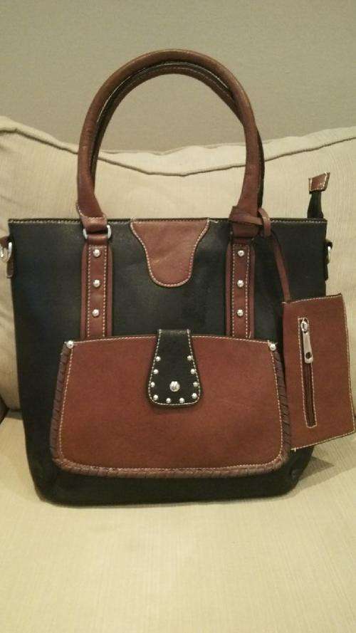 **Stunning Ladies 2pc Black/Brown PU Leather Handbag With Beautiful Detail/Design**2 DIV SECTIONS**