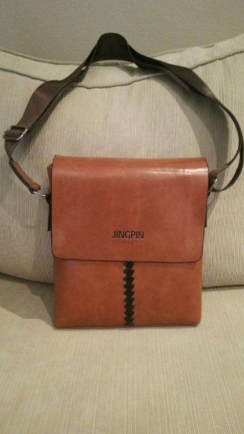 **MENS SLIM TAN PU LEATHER MESSENGER BAG**Great for Ipads/Tablets**BRAND NEW**