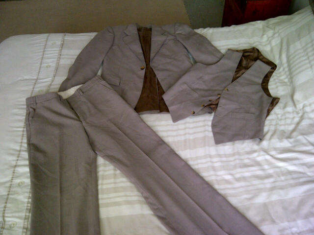 ***Beautiful Light Brown Mens Suit in Great Condition***