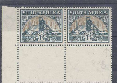 South Africa.1933/48. 1½d. MNH SG57c WITH VARIETY V6 -"FLAG" ON SMALL CHIMNEY TO RIGHT ROW 2