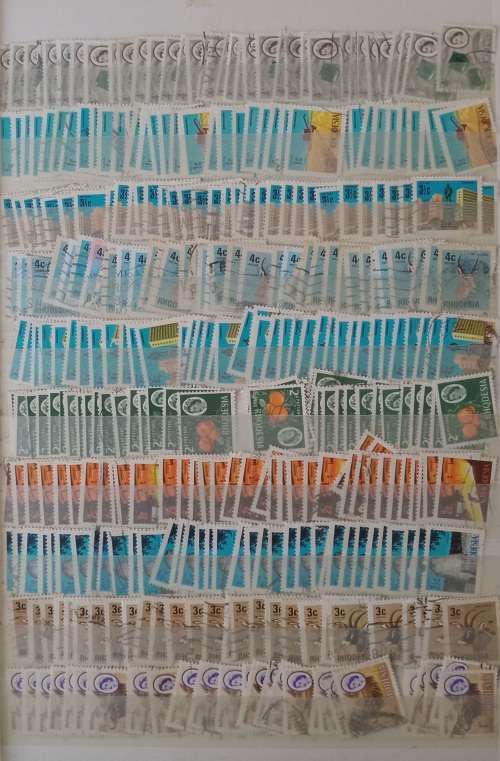 DAVO DEALERS ALBUM WITH STAMPS FROM RHODESIA/RUSSIA/RWANDA AND ROMANIA (#C12)