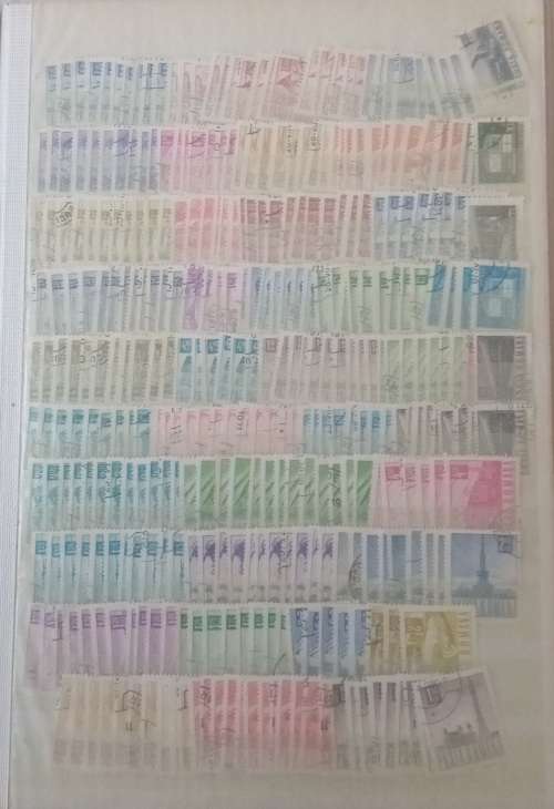 DAVO DEALERS ALBUM WITH STAMPS FROM RHODESIA/RUSSIA/RWANDA AND ROMANIA (#C12)