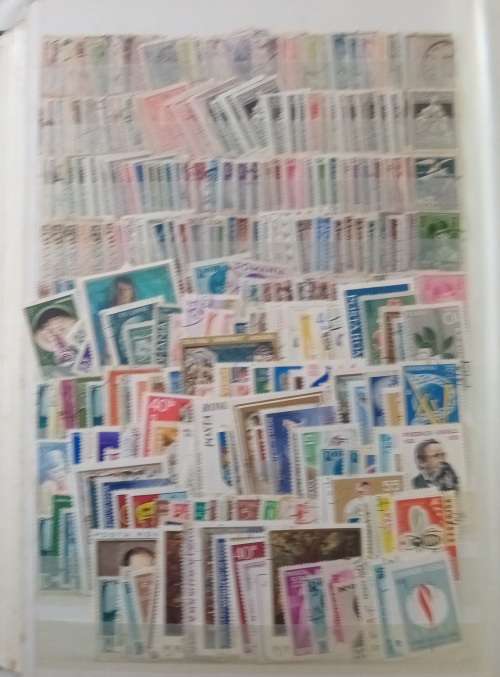 DAVO DEALERS ALBUM WITH STAMPS FROM RHODESIA/RUSSIA/RWANDA AND ROMANIA (#C12)