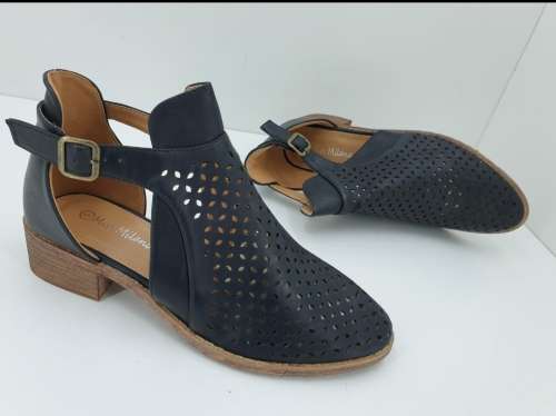 Ladies Black Sandal. SA size 7