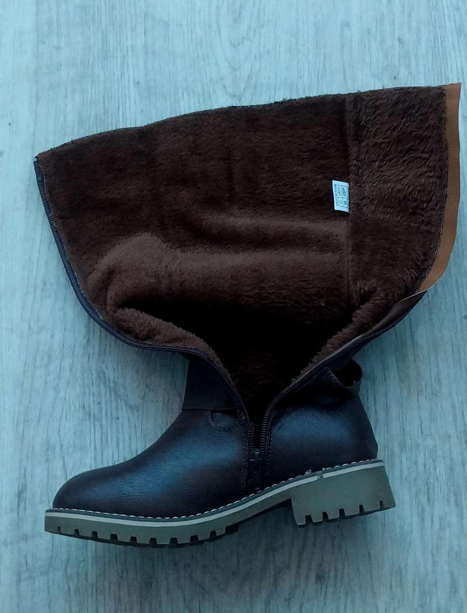 Ladies Warm brown boot. Size 3